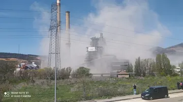 La nube de polvo que ha generado la explosión de las dos torres en La Robla