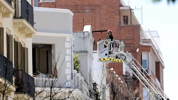 Un bombero trabaja en el edificio en el que se ha producido una explosión en Madrid