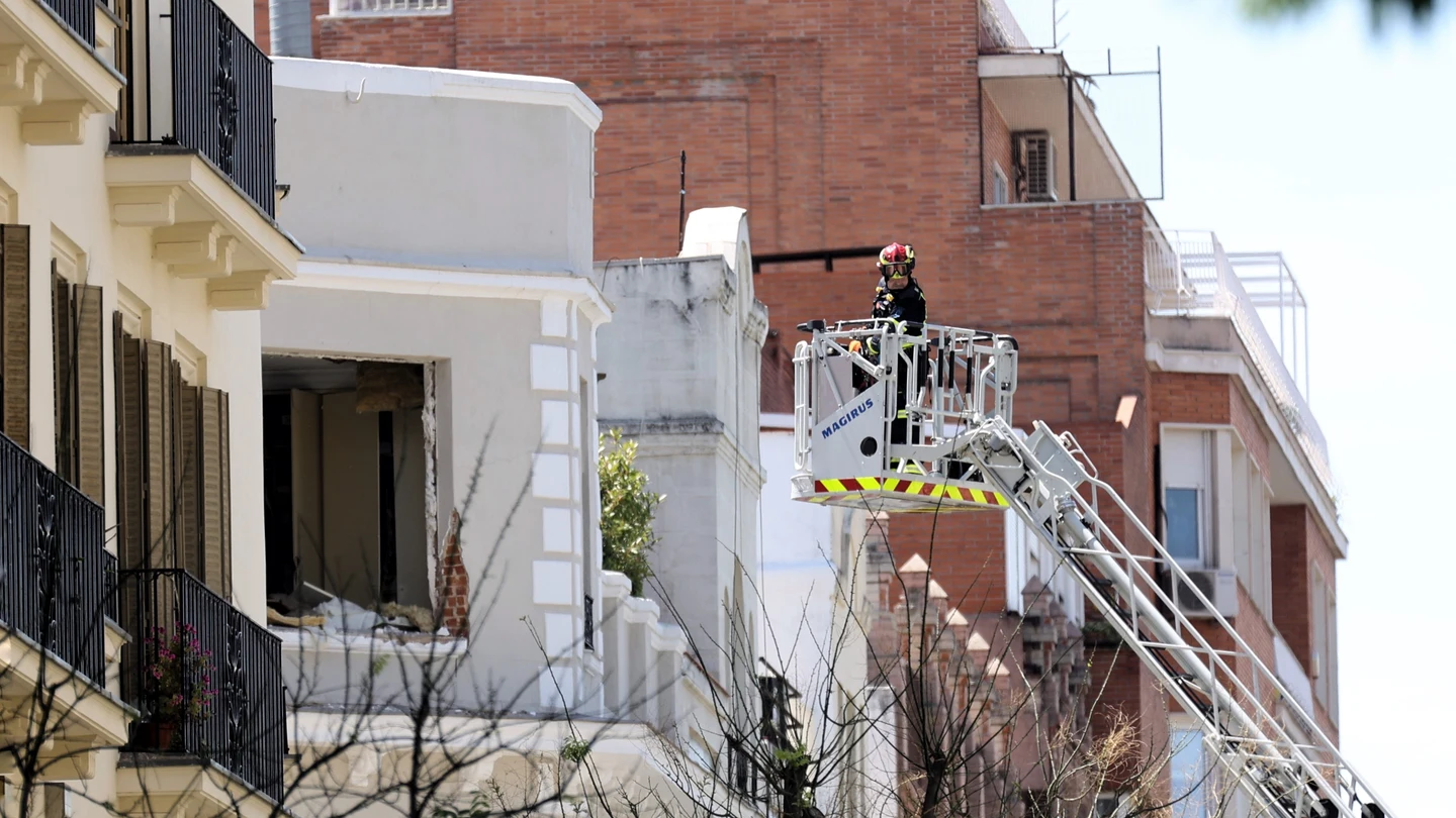 Un bombero trabaja en el edificio en el que se ha producido una explosión en Madrid Un bombero trabaja en el edificio en el que se ha producido una explosión en Madrid