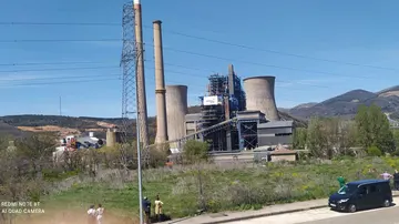 Las dos torres de la central térmica de La Robla, minutos antes de la demolición