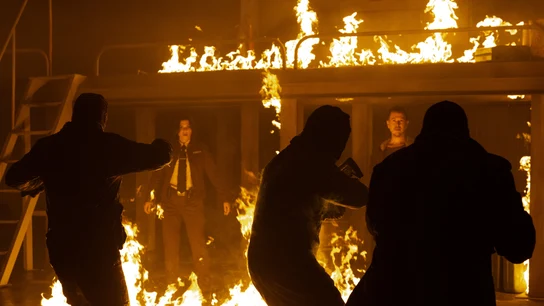 El caos se apodera de la situación durante el asedio que cuenta 'La noche más larga' El caos se apodera de la situación durante el asedio que cuenta 'La noche más larga'