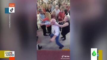 El vídeo viral en el que una señora se lleva a su marido de la oreja al verle bailar a tope con una mujer en las fiestas
