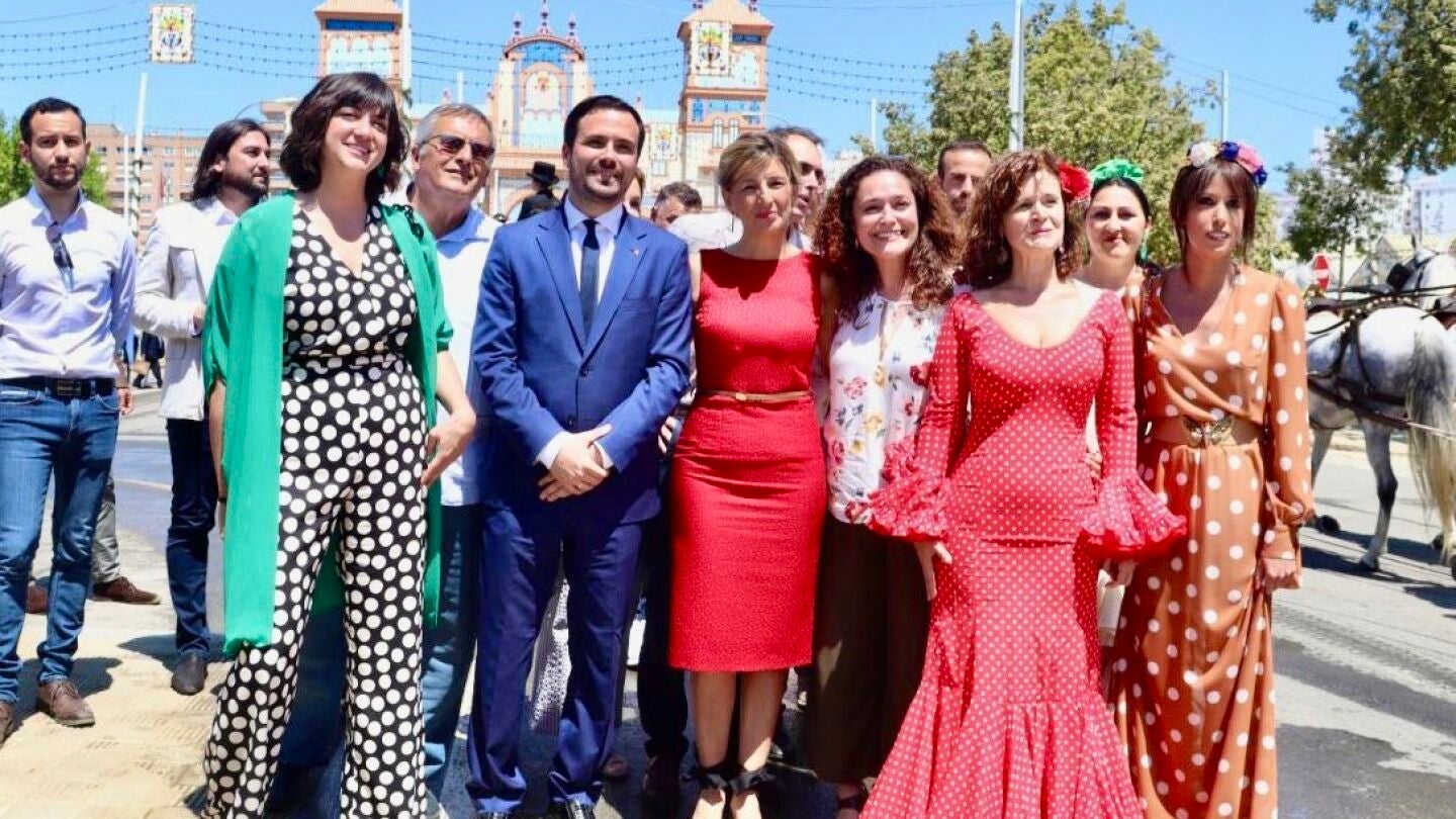 Yolanda D&iacute;az junto a Inma Nieto y Alberto Graz&oacute;n en la Feria de Abril