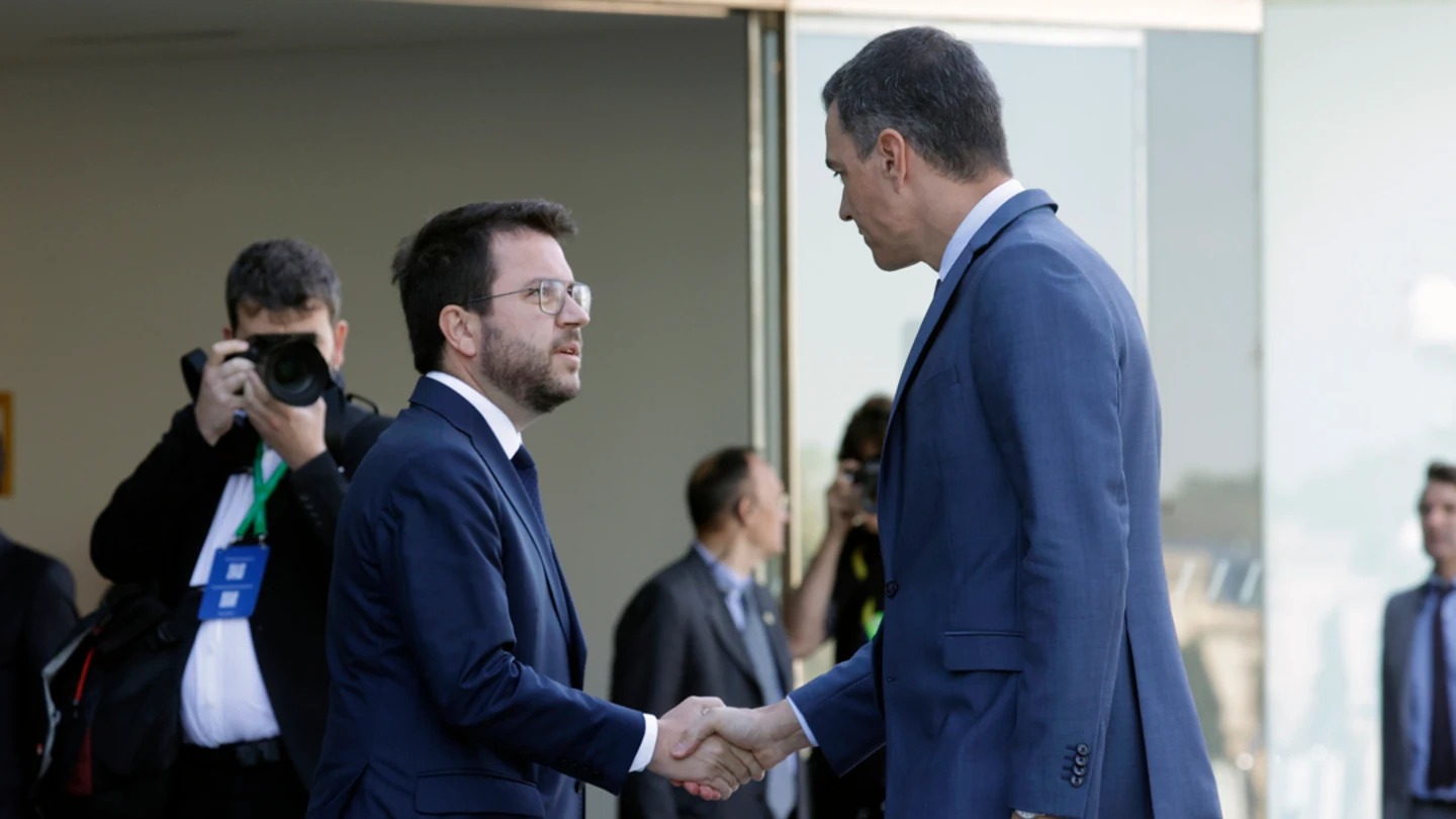 Pedro Sánchez saluda a Pere Aragonés Pedro Sánchez saluda a Pere Aragonés/ EFE/Quique García