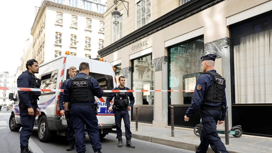 Así ha sido el robo millonario en una tienda de Chanel en París: a plena luz del día y en moto Así ha sido el robo millonario en una tienda de Chanel en París: a plena luz del día y en moto