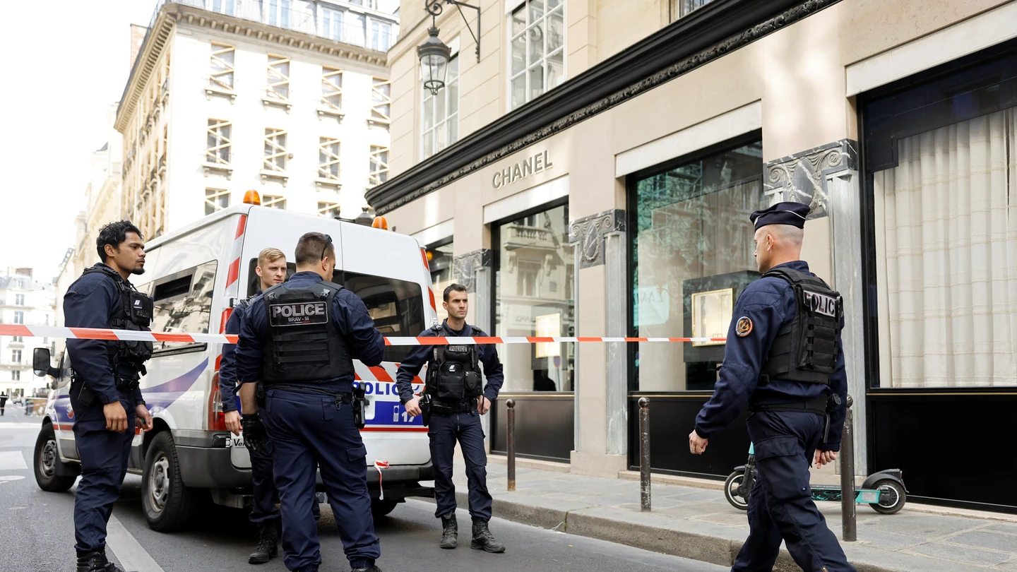 Así ha sido el robo millonario en una tienda de Chanel en París: a plena luz del día y en moto Así ha sido el robo millonario en una tienda de Chanel en París: a plena luz del día y en moto