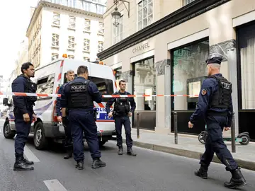 Así ha sido el robo millonario en una tienda de Chanel en París: a plena luz del día y en moto