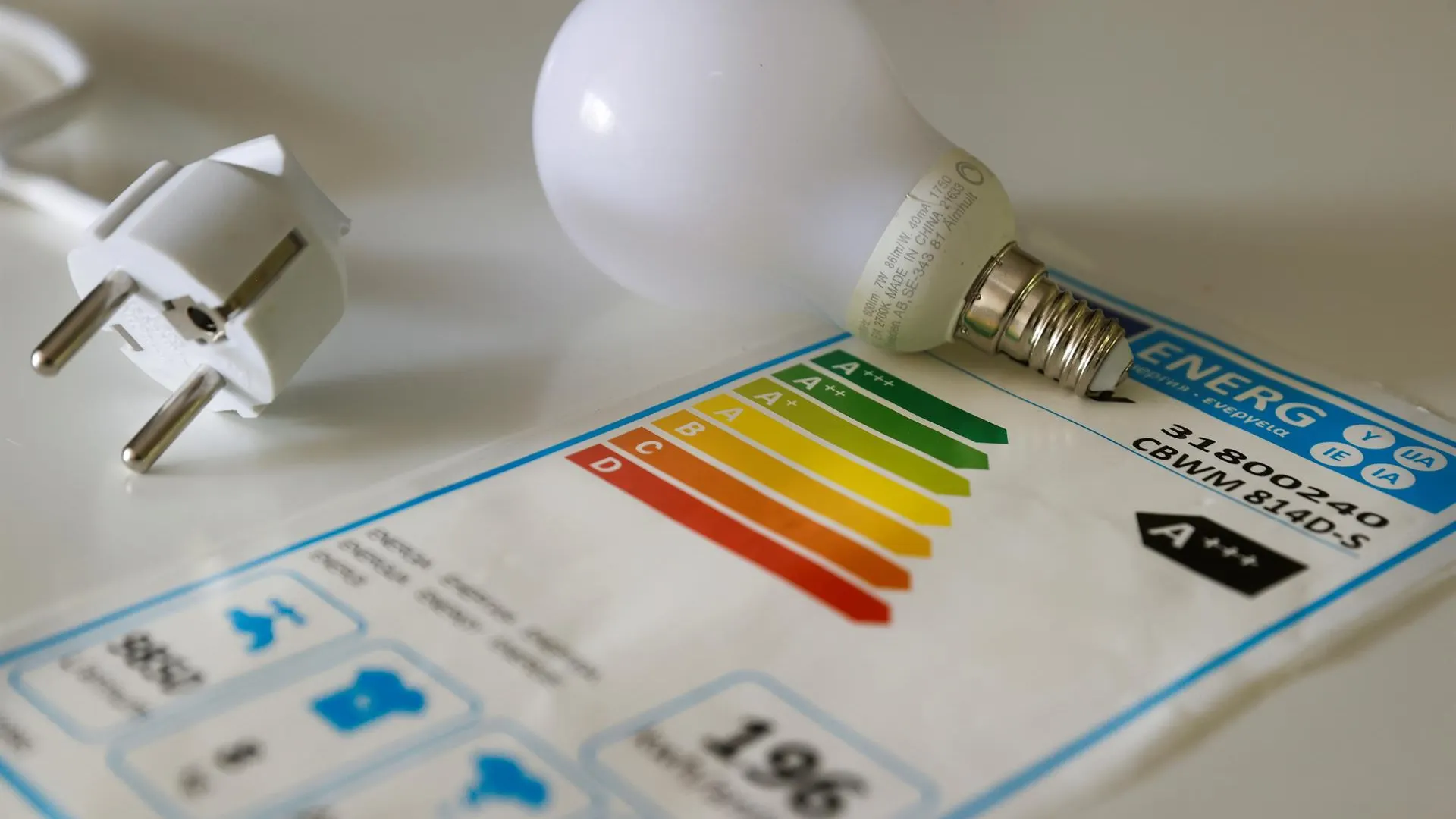 Qué es la tarifa regulada de luz y en que se diferencia del mercado libre | Fotos: EFE/Juan Carlos Hidalgo