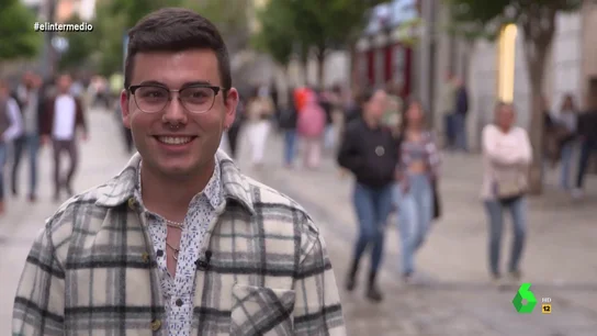 Profesores, compañeros de trabajo y amigos: todas las personas que dejarían de hablar a este chico si le espiaran el móvil Profesores, compañeros de trabajo y amigos: todas las personas que dejarían de hablar a este chico si le espiaran el móvil