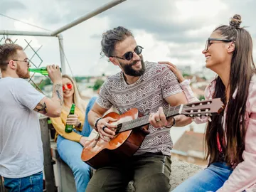 Amigos escuchando música en una azotea Amigos escuchando música en una azotea