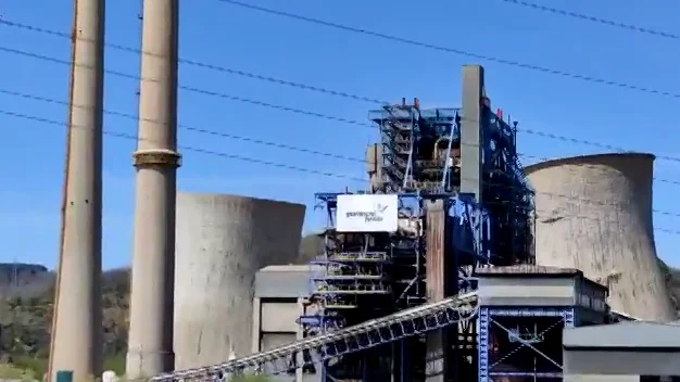 LeónEl momento en el que caen las dos torres de la central térmica de La Robla