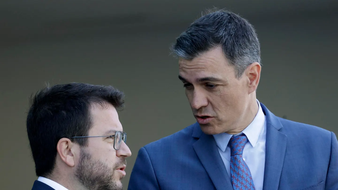 El presidente del Gobierno, Pedro Sánchez (d) conversa con el presidente de la Generalitat, Pere Aragonès (i) a su llegada a la última jornada de la Reunión del Cercle d'Economia. El presidente del Gobierno, Pedro Sánchez (d) conversa con el presidente de la Generalitat, Pere Aragonès (i) a su llegada a la última jornada de la Reunión del Cercle d'Economia.