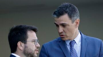 El presidente del Gobierno, Pedro Sánchez (d) conversa con el presidente de la Generalitat, Pere Aragonès (i) a su llegada a la última jornada de la Reunión del Cercle d'Economia.