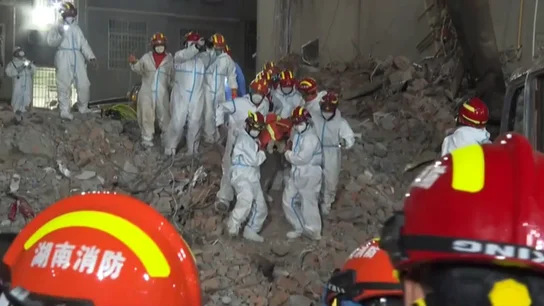 Aumentan a 53 las personas muertas tras el derrumbe de un edificio de ocho plantas en China Aumentan a 53 las personas muertas tras el derrumbe de un edificio de ocho plantas en China