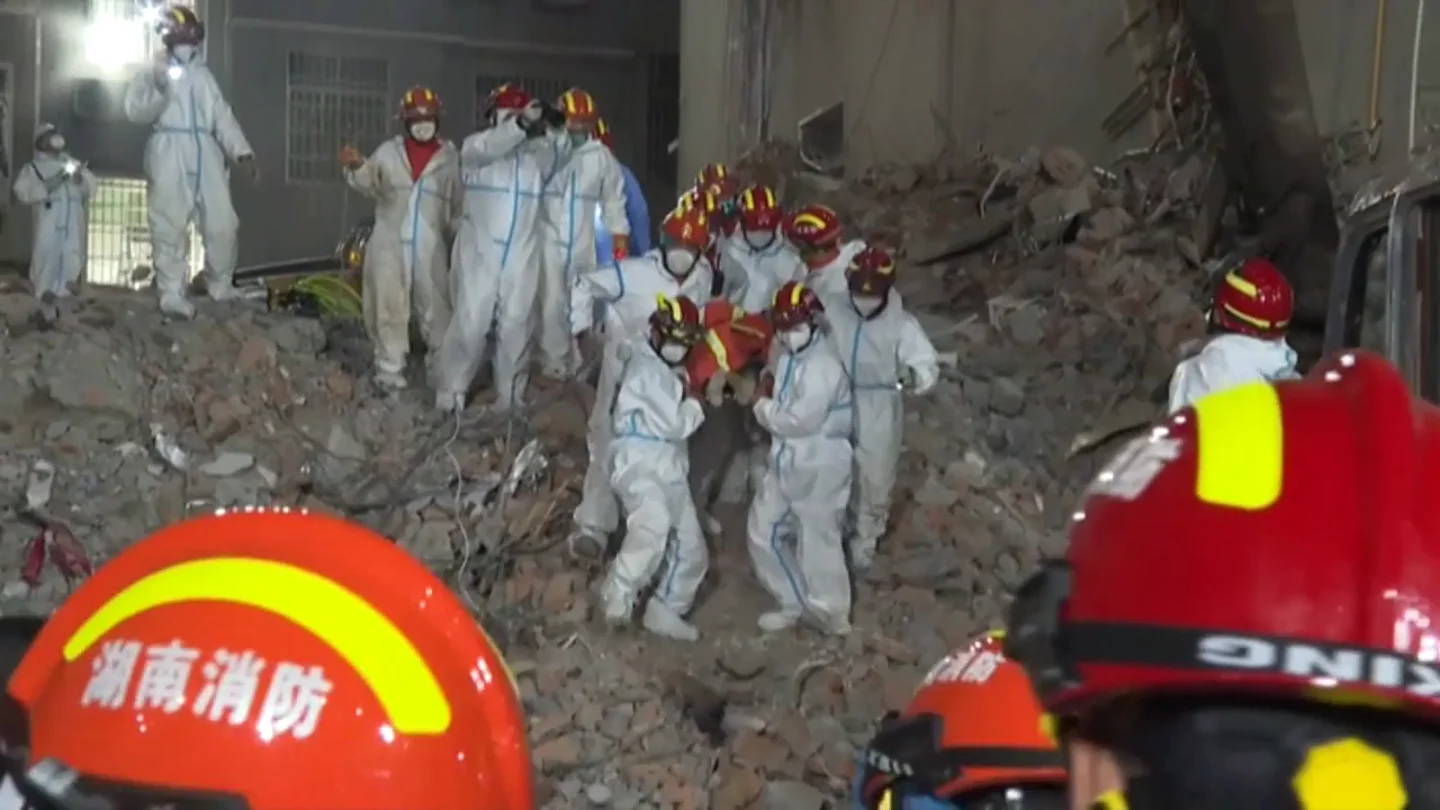Aumentan a 53 las personas muertas tras el derrumbe de un edificio de ocho plantas en China Aumentan a 53 las personas muertas tras el derrumbe de un edificio de ocho plantas en China