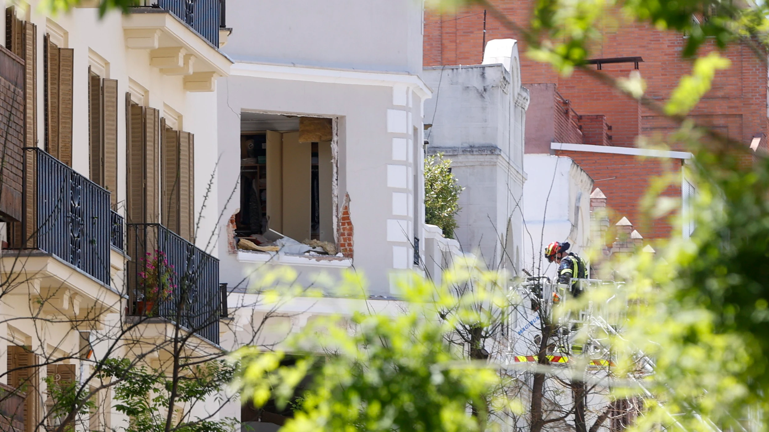 Una fuerte explosión en el ático de un edificio de cuatro plantas en la calle General Pardiñas esquina con calle Ayala