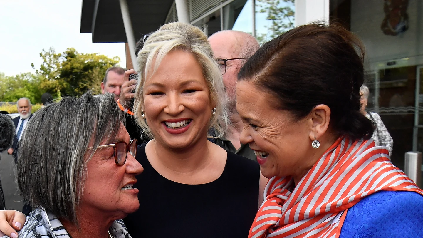 Michelle O'Neill y Mary Louise McDonald celebran la victoria del Sinn Fein con una simpatizante Michelle O'Neill y Mary Louise McDonald celebran la victoria del Sinn Fein con una simpatizante