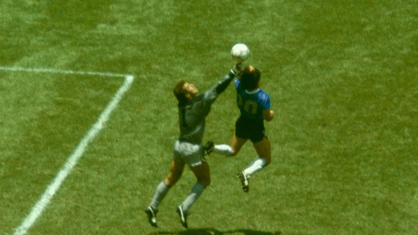 Maradona anota con la mano ante Shilton Maradona anota con la mano ante Shilton