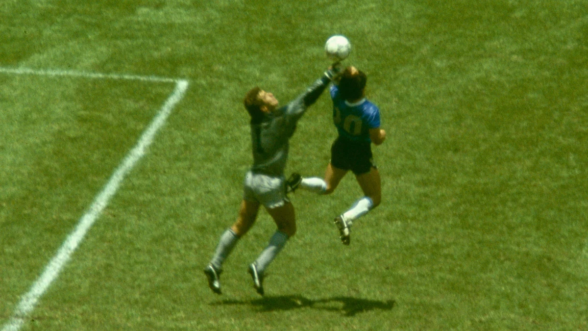 Maradona anota con la mano ante Shilton