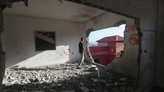 Fuerzas israelíes destrozan la casa de un palestino Fuerzas israelíes destrozan la casa de un palestino
