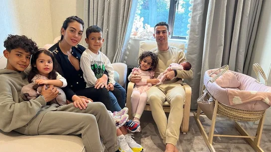 Georgina Rodríguez y Cristiano Ronaldo posan con sus hijos Georgina Rodríguez y Cristiano Ronaldo posan con sus hijos