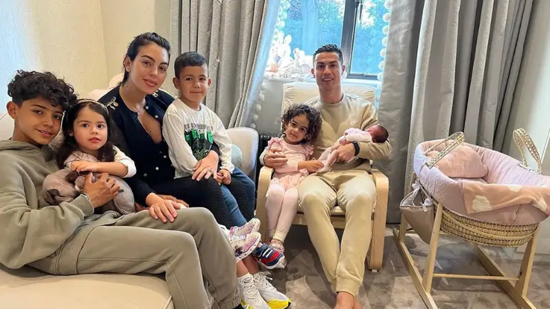 Georgina Rodríguez y Cristiano Ronaldo posan con sus hijos