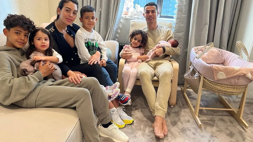 Georgina Rodríguez y Cristiano Ronaldo posan con sus hijos