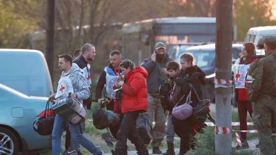 Algunos de los evacuados de la acería de Azovstal Algunos de los evacuados de la acería de Azovstal