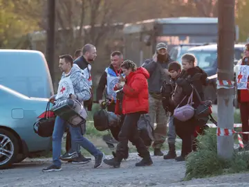 Algunos de los evacuados de la acería de Azovstal