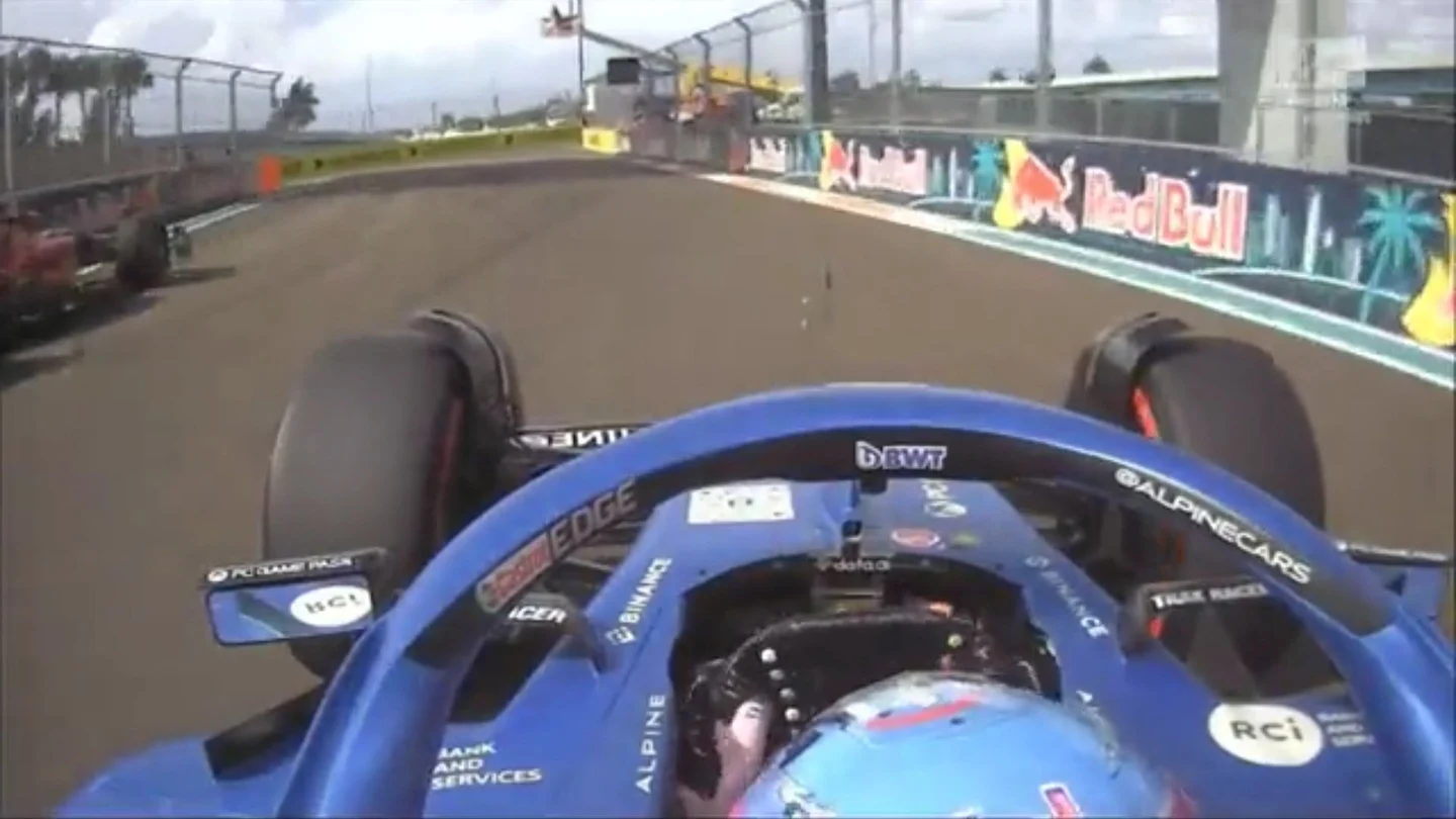 Fernando Alonso se encuentra con Carlos Sainz en la Q2 Fernando Alonso se encuentra con Carlos Sainz en la Q2