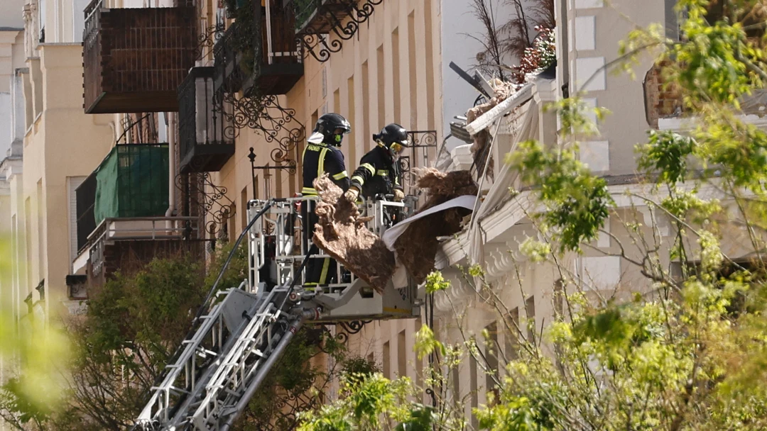 Explosión en el Barrio de Salamanca de Madrid | Los bomberos evalúan el derribo del edificio mientras los vecinos recogen sus pertenencias