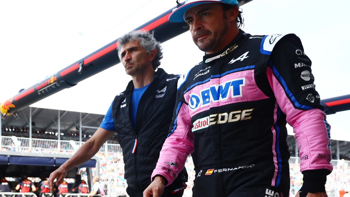 Fernando Alonso camina por el paddock de Miami