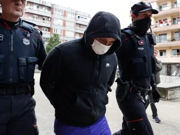 Agentes de la Ertzaintza trasladan al detenido por su presunta vinculación con los asesinatos en Bilbao