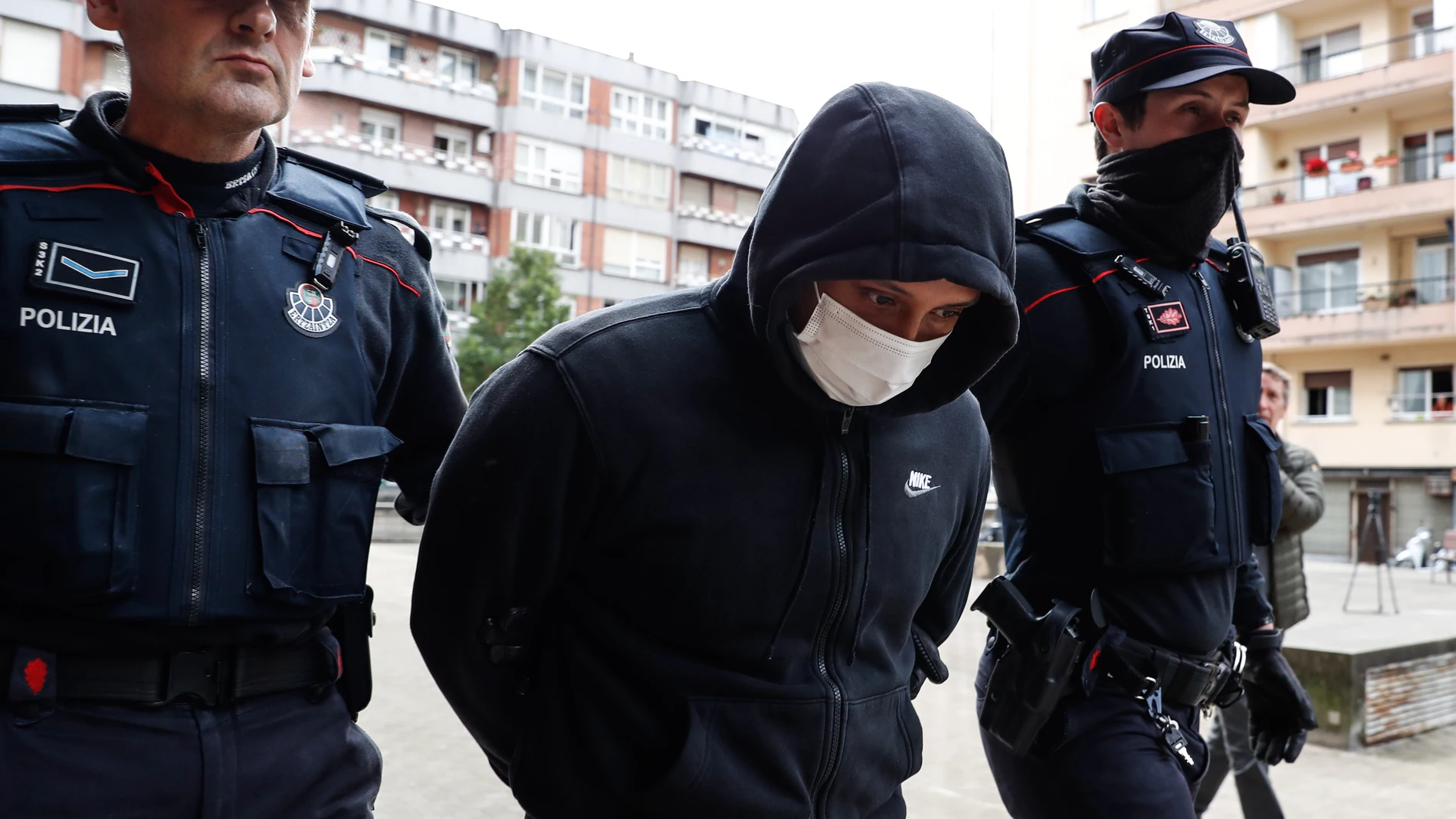 Agentes de la Ertzaintza trasladan al detenido por su presunta vinculación con los asesinatos en Bilbao