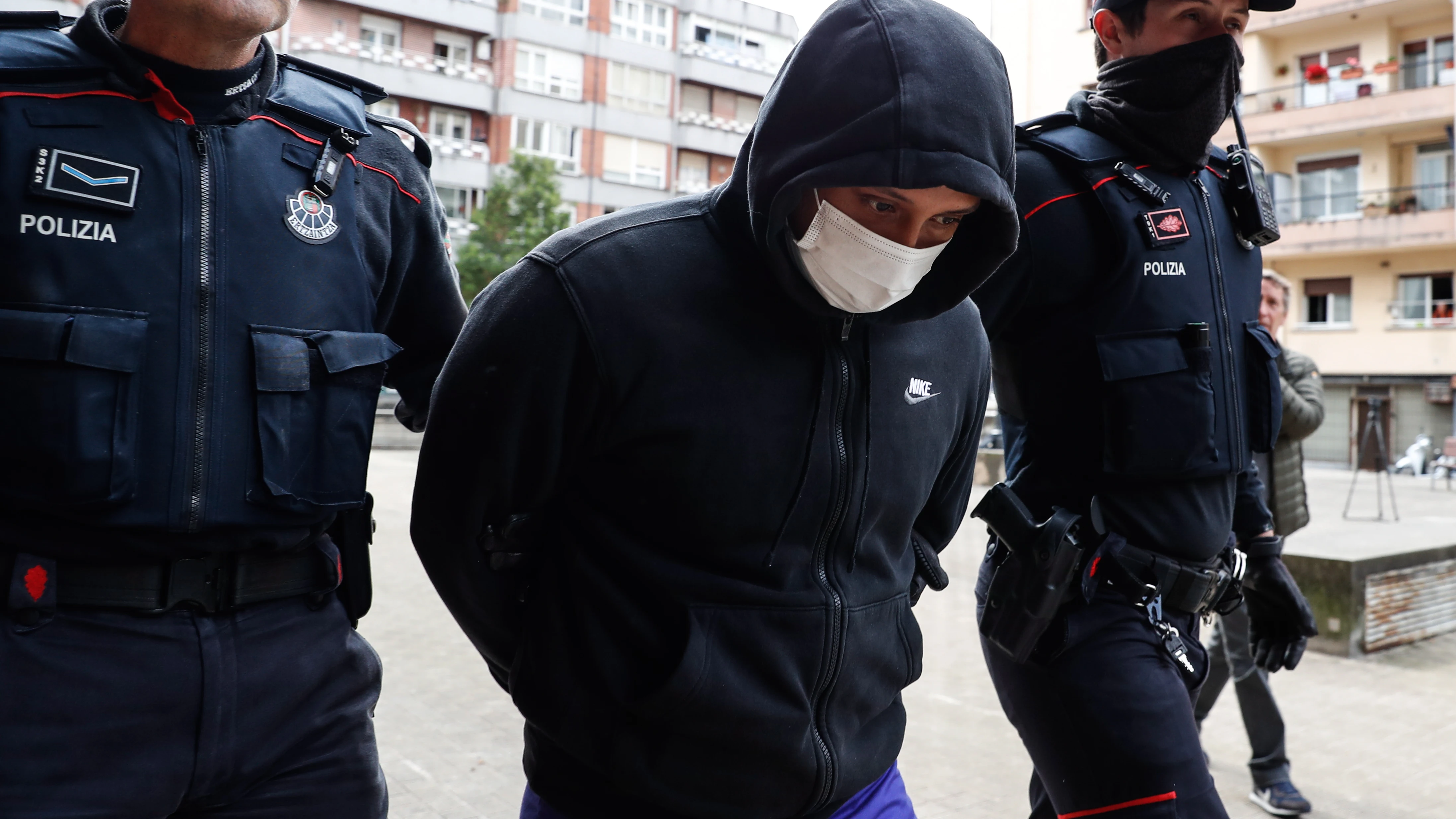 Agentes de la Ertzaintza trasladan al detenido por su presunta vinculación con los asesinatos en Bilbao