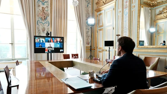 Emmanuel Macron dialoga con los otros líderes del G7 Emmanuel Macron dialoga con los otros líderes del G7