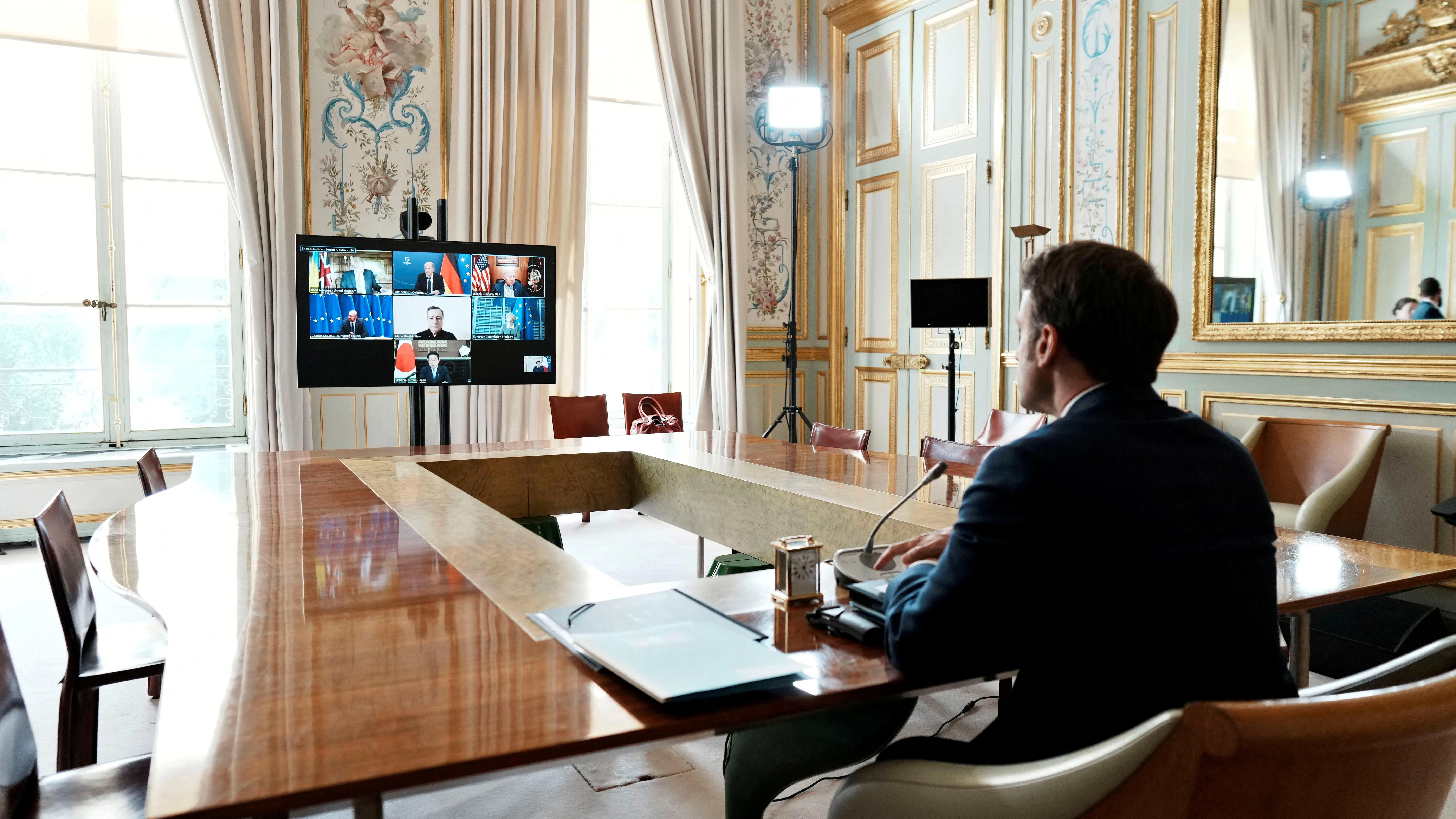 Emmanuel Macron dialoga con los otros líderes del G7