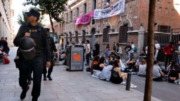 Activistas okupan la antigua sede de UGT Madrid