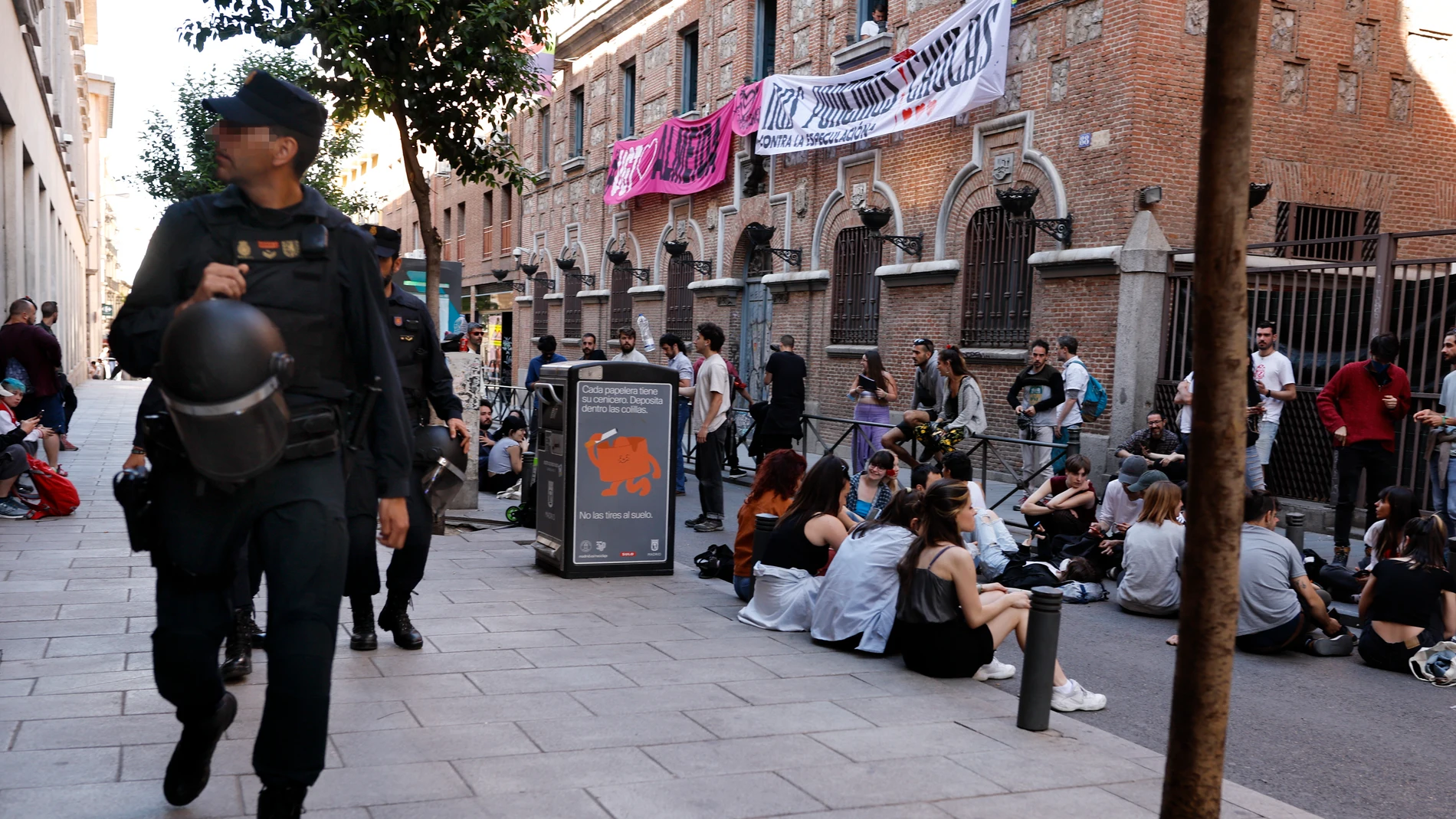 Activistas okupan la antigua sede de UGT Madrid
