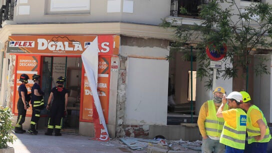 Los bomberos trabajan en el edifico de la calle General Pardi&ntilde;as 35 que sufri&oacute; una explosi&oacute;n