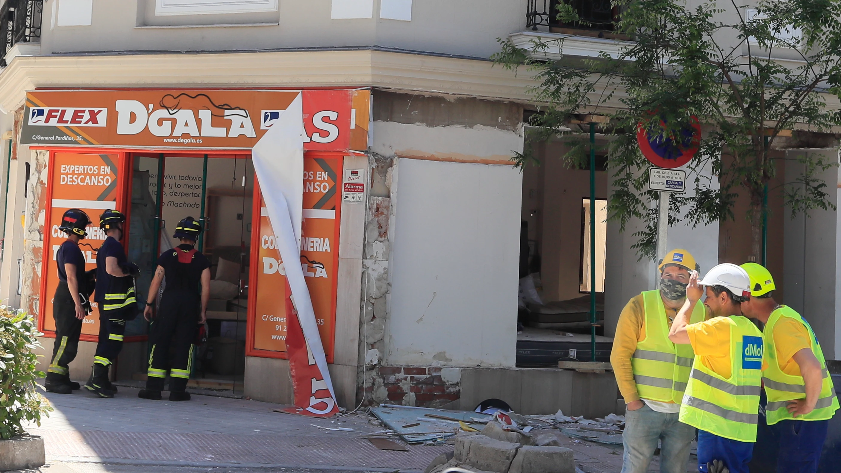 Los bomberos trabajan en el edifico de la calle General Pardiñas 35 que sufrió una explosión