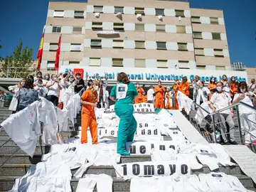 Sanitarios protestan este viernes en las puertas del Hospital Gregorio Marañón de Madrid.
