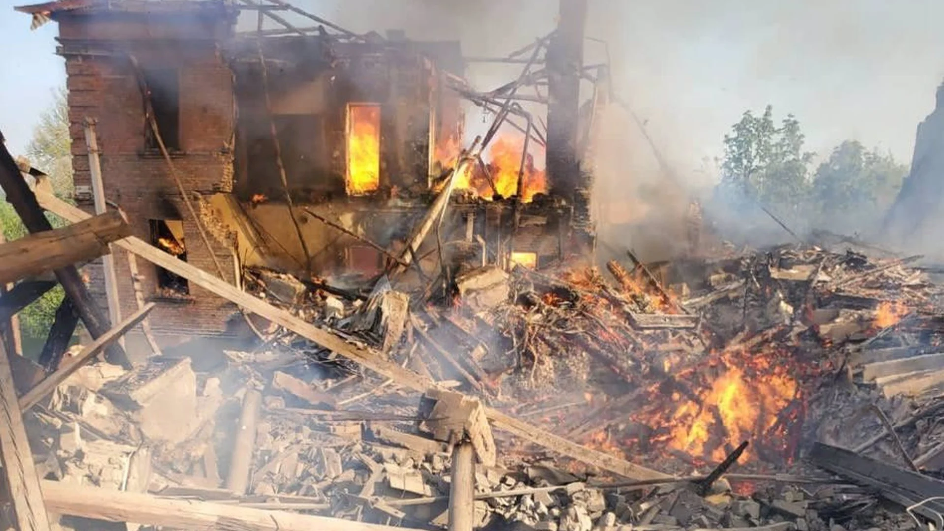 Al menos 62 muertos tras el ataque ruso a una escuela que servía de refugio en Lugansk