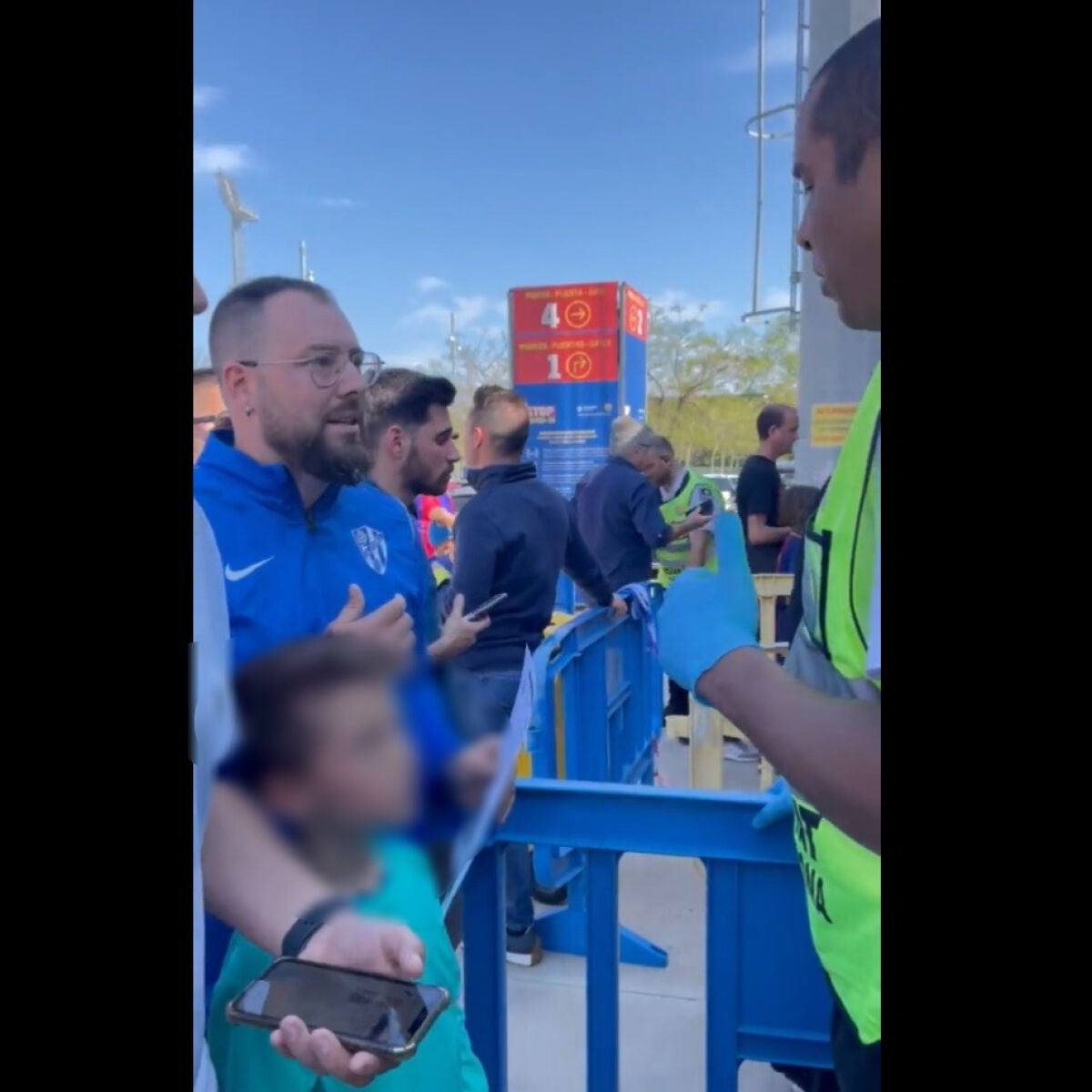 Indignacion En La Aficion Del Sabadell Ante El Barca B No Pudieron Acceder Al Johan Cruyff Con Camisetas De Su Equipo