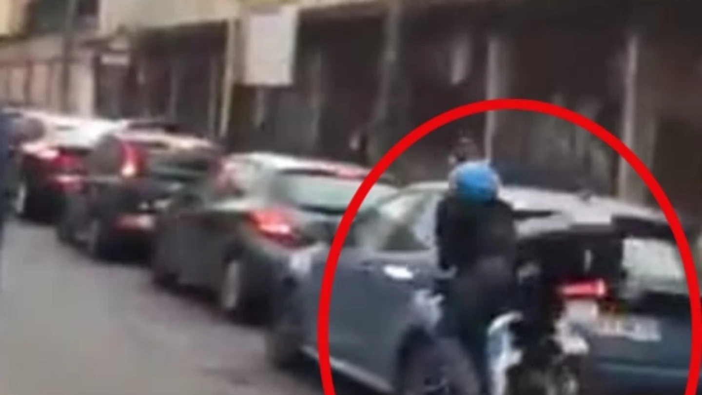 Un aficionado de la Roma choca contra un coche mientras insultaba a los aficionados del Leicester Un aficionado de la Roma choca contra un coche mientras insultaba a los aficionados del Leicester