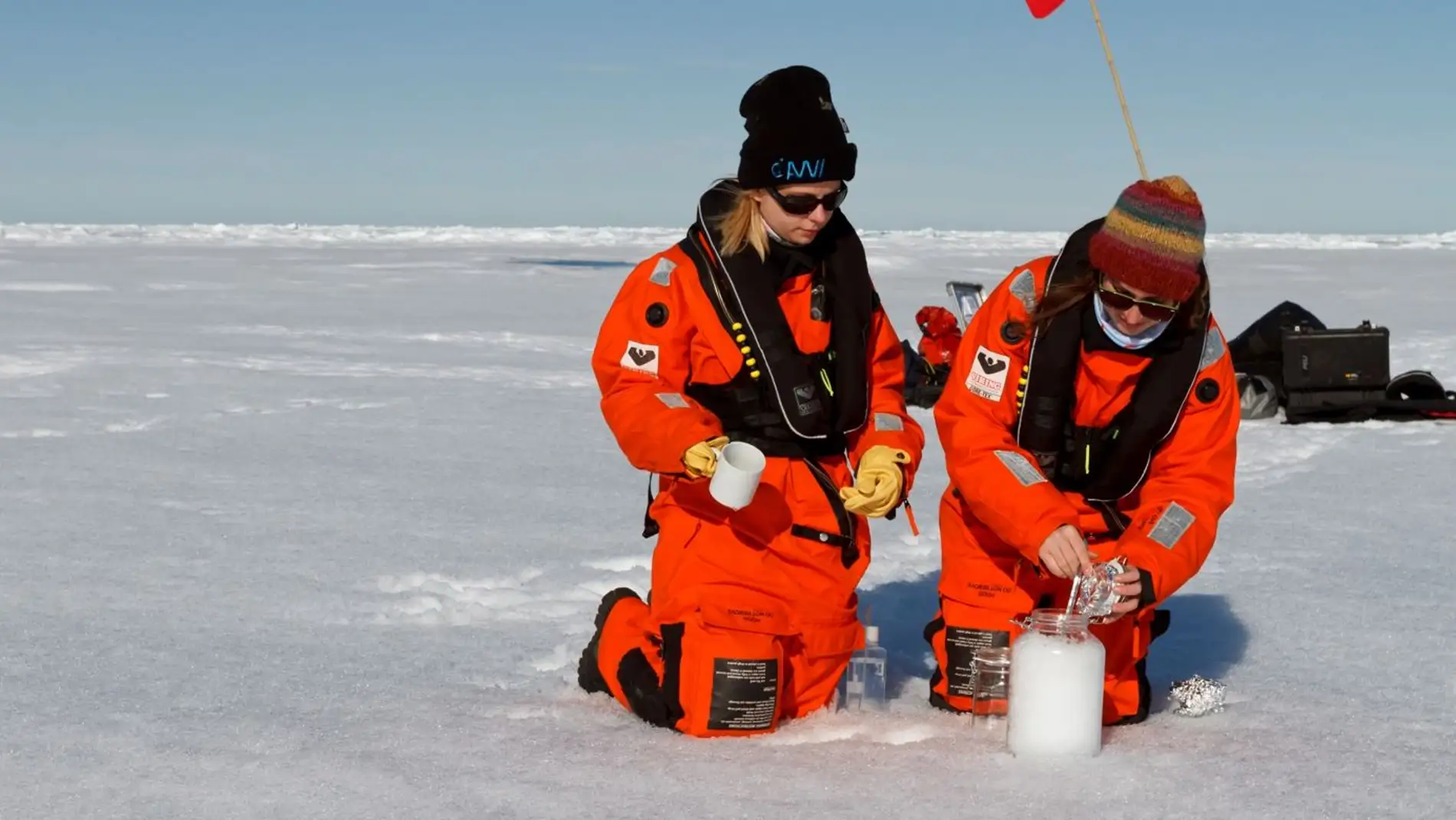 Científicas recogiendo muestras en el Ártico