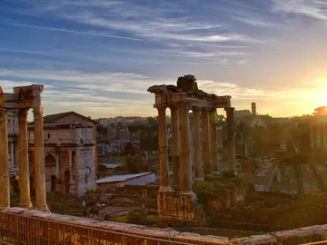 El foro romano bajo la luz del atardecer El foro romano bajo la luz del atardecer