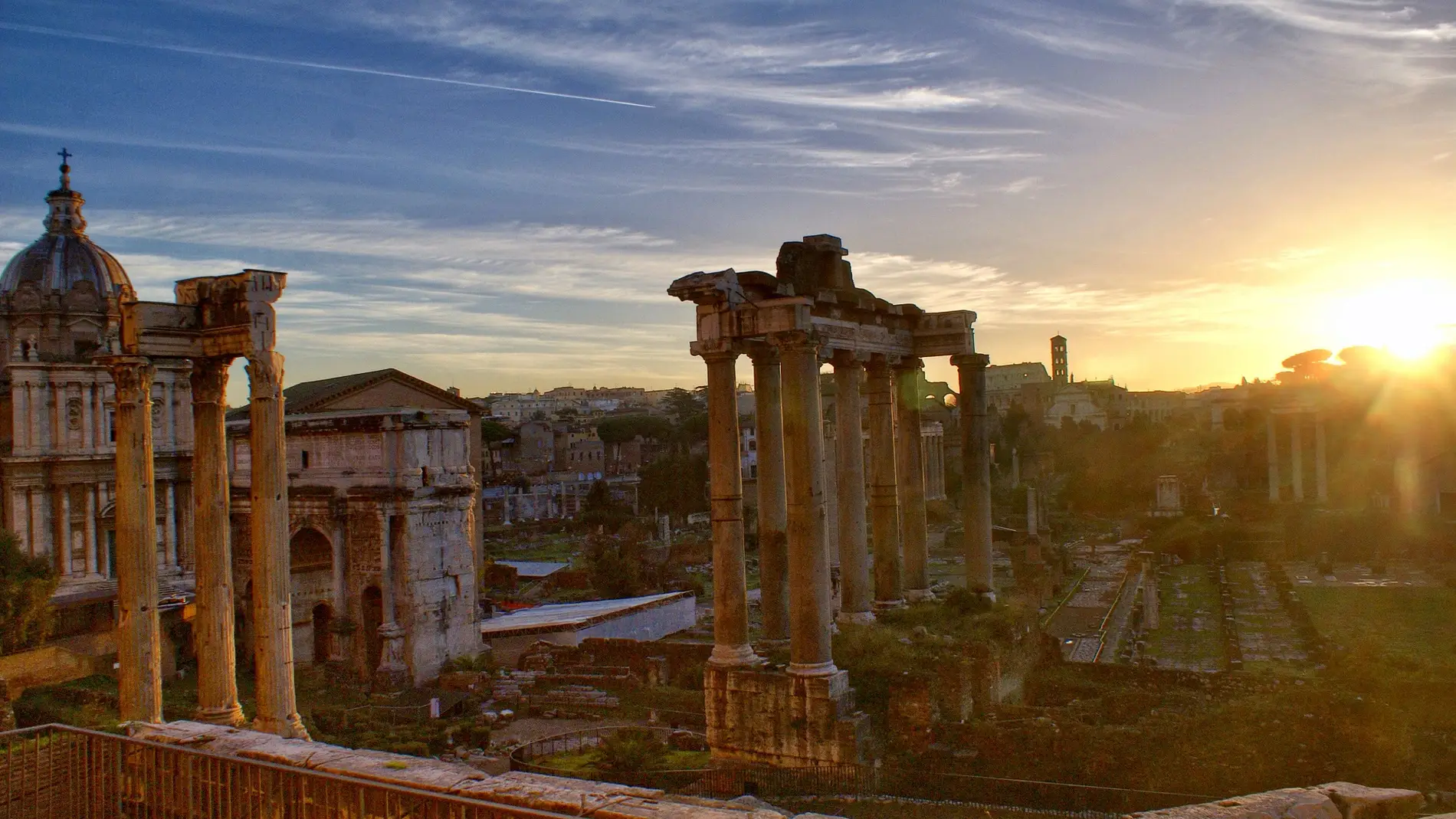El foro romano bajo la luz del atardecer