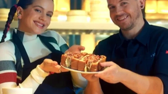 Rosalía y Dabiz Muñoz se unen para hacer el auténtico sándwich Chicken Teriyaki: el 'MotoUmami' Artistas de vanguardia