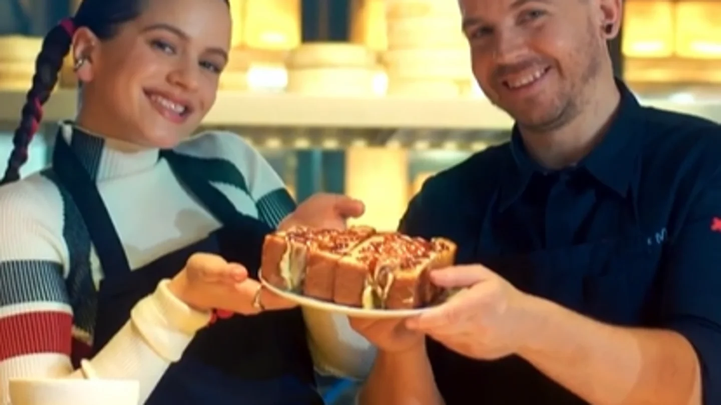 Rosalía y Dabiz Muñoz se unen para hacer el auténtico sándwich Chicken Teriyaki: el 'MotoUmami' Artistas de vanguardia